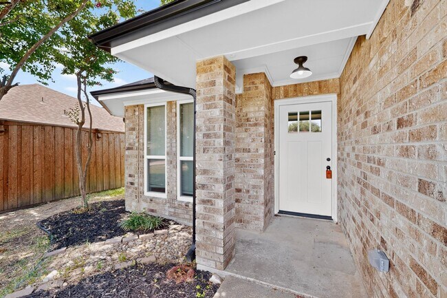 Building Photo - 620 W Stoneybrook Dr