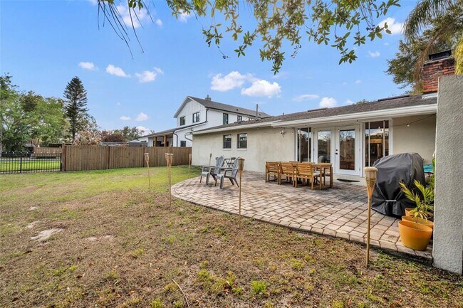 Building Photo - 1081 Lake Weldona Dr