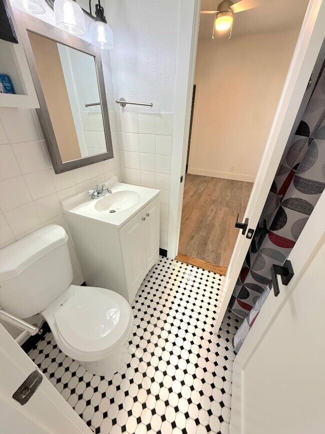 Building Photo - 609 Teller Ave