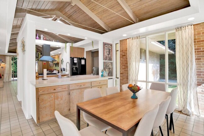 Building Photo - 305 Indian Creek Dr E