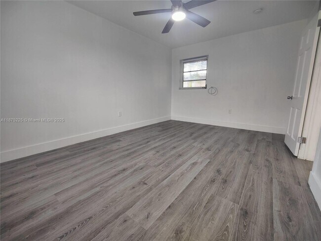 Building Photo - 2165 Bay Dr