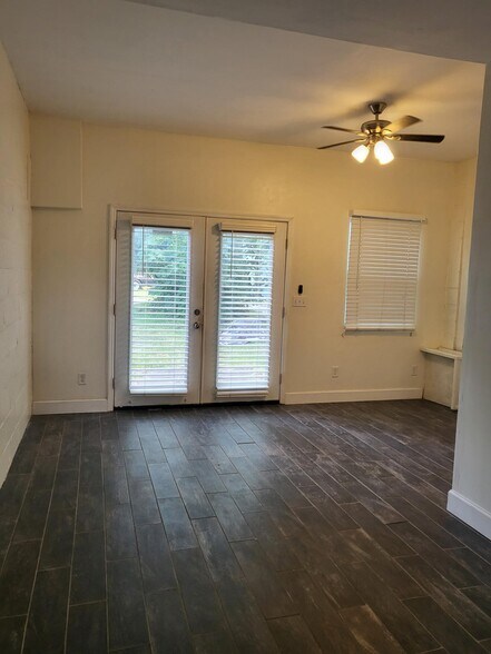Front Room - 207 W King St