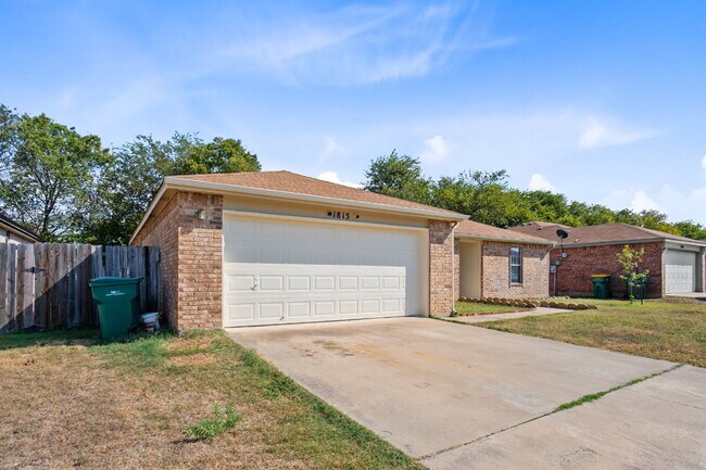 Building Photo - This spacious 4 bedroom, 2 bathroom home is waiting for you!