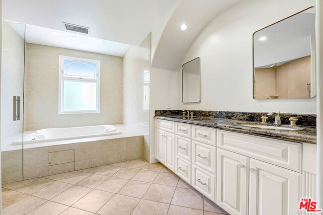 Building Photo - 4156 Sunswept Dr
