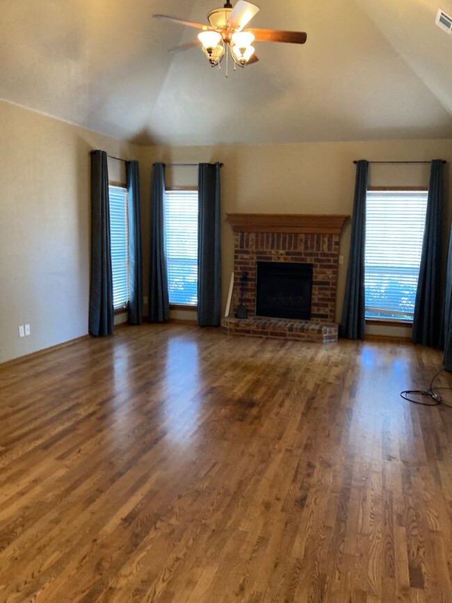 Building Photo - Gorgeous & Spacious 3 Bedroom Owasso Home-...