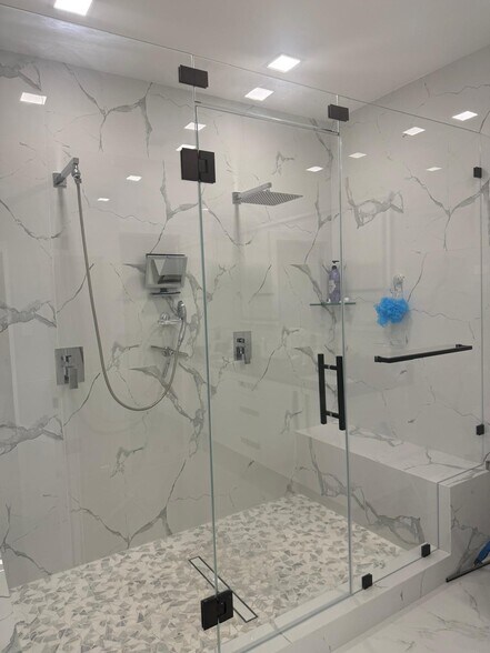 Master walk-in shower - 11300 SW 236th Ln