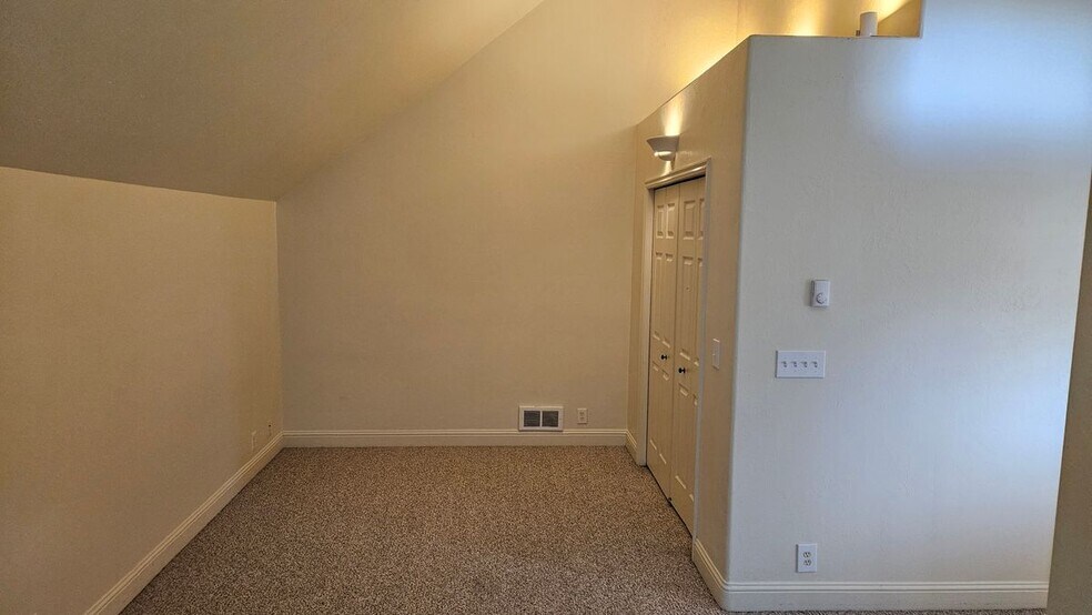 Building Photo - 910 Powder Valley Rd