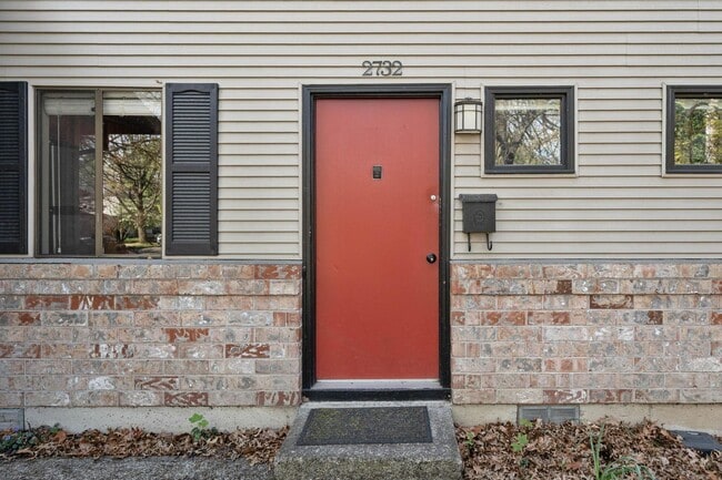 Building Photo - Well-maintained 2-bdrm/1-bath unit in tri-plex—On-site laundry, off-street parking, storage