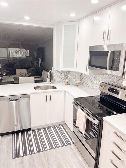 Building Photo - 5155 E Sabal Palm Blvd