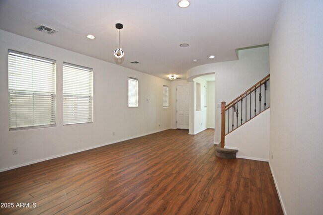 Building Photo - 1090 W Caroline Ln