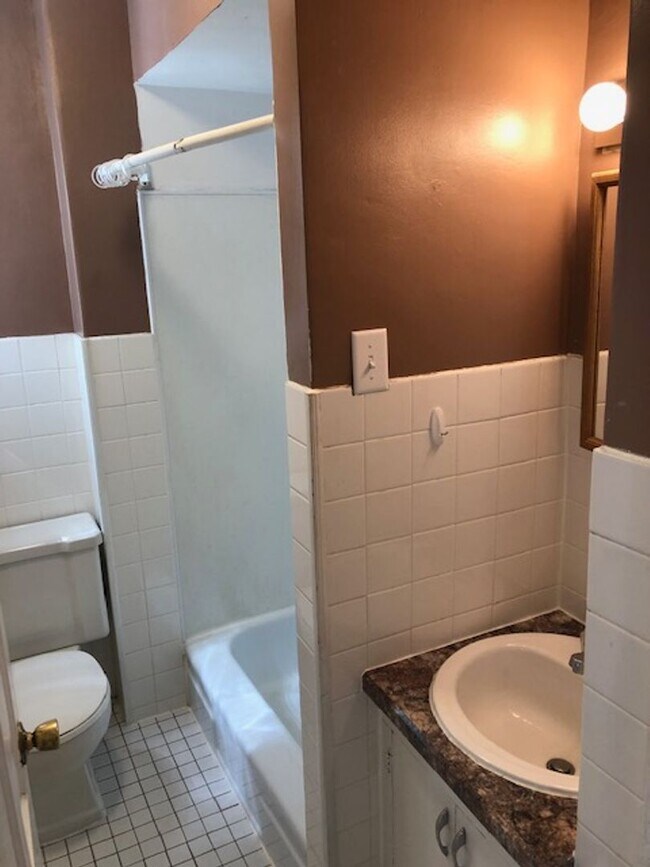 Building Photo - 731 E 7th St