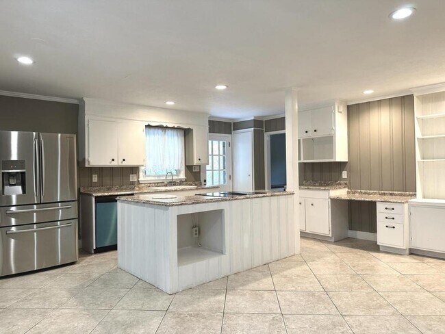 Building Photo - 2530 Mirror Lake Dr