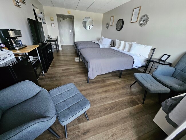 Building Photo - Cedar Lodge 204