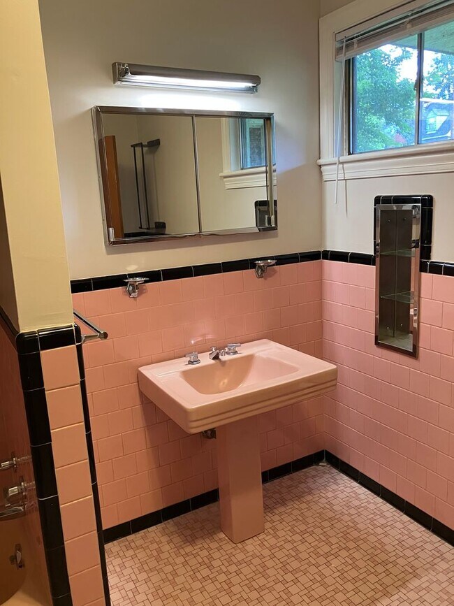 Building Photo - PENDING: 3 BR/3 BA Home with Large Yard