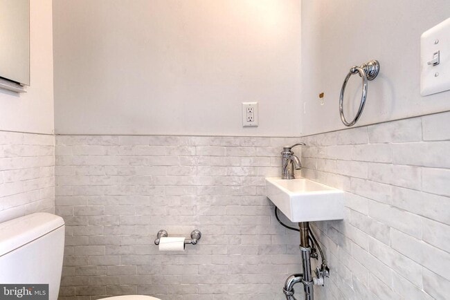 Building Photo - 860 W 33rd St