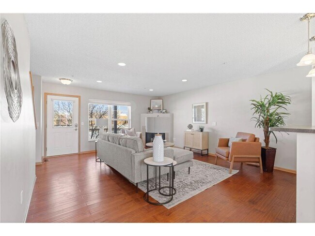 Building Photo - Sparkling Like-New 3 Bedroom Plus Office/L...