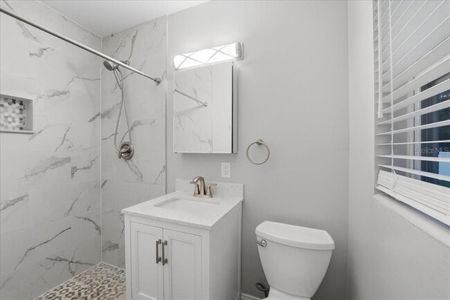 Building Photo - 1826 Pineview Cir