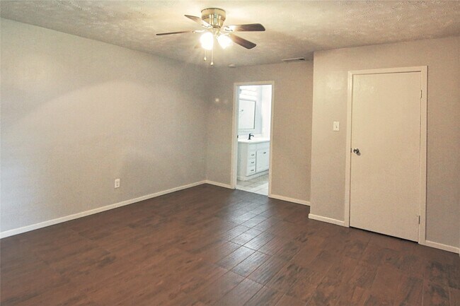 Building Photo - 3202 Birch Creek Dr