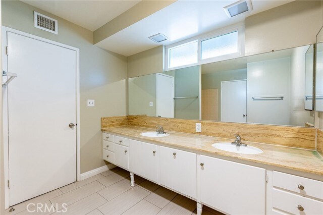 Building Photo - 2221 Palm Cir