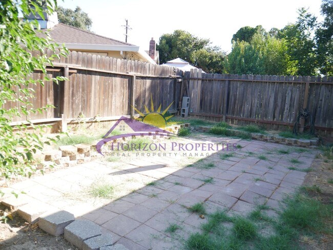 Building Photo - 5566-5568 Hillsdale Blvd