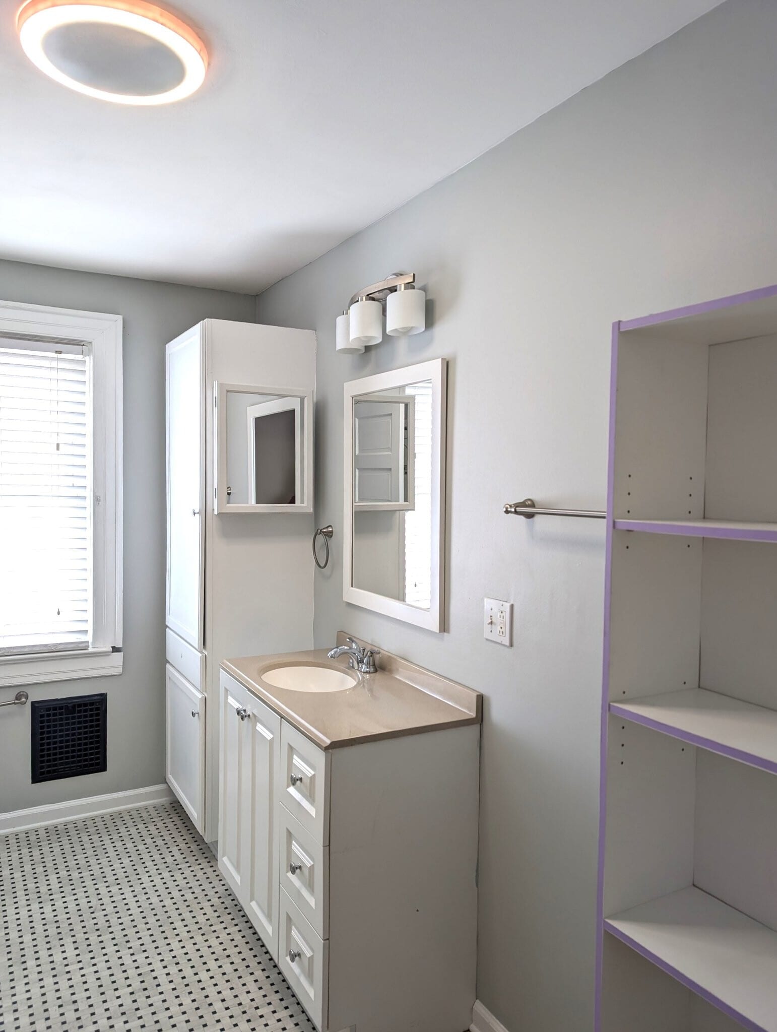 Building Photo - 5313 Broadway