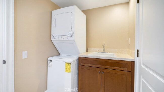 Building Photo - 431 Iris Ave