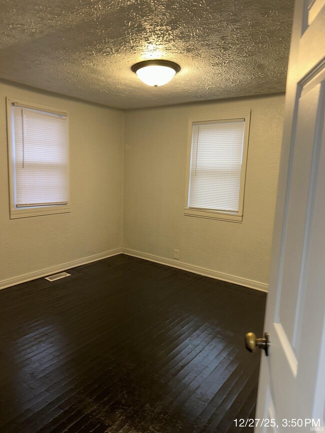 Building Photo - 1009 E Spraker St