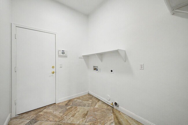 Building Photo - 1900 E Woodsman Pl