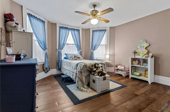 Building Photo - Stylish Victorian Home!