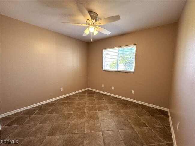 Building Photo - 2520 SW 11th Pl