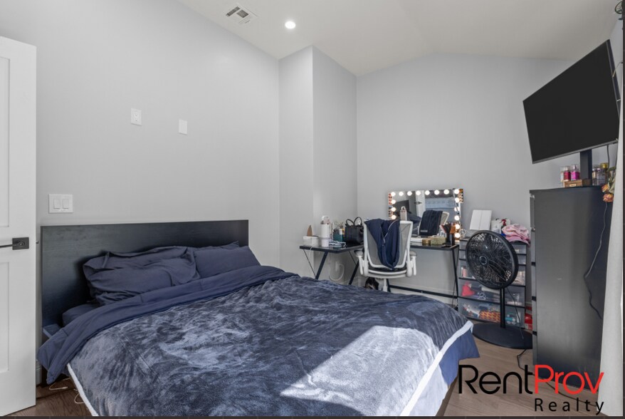 Building Photo - 517 Country View Dr