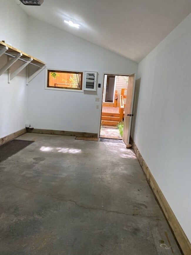 Building Photo - 2 bedroom, 1.5 bath Townhome  $1600/month