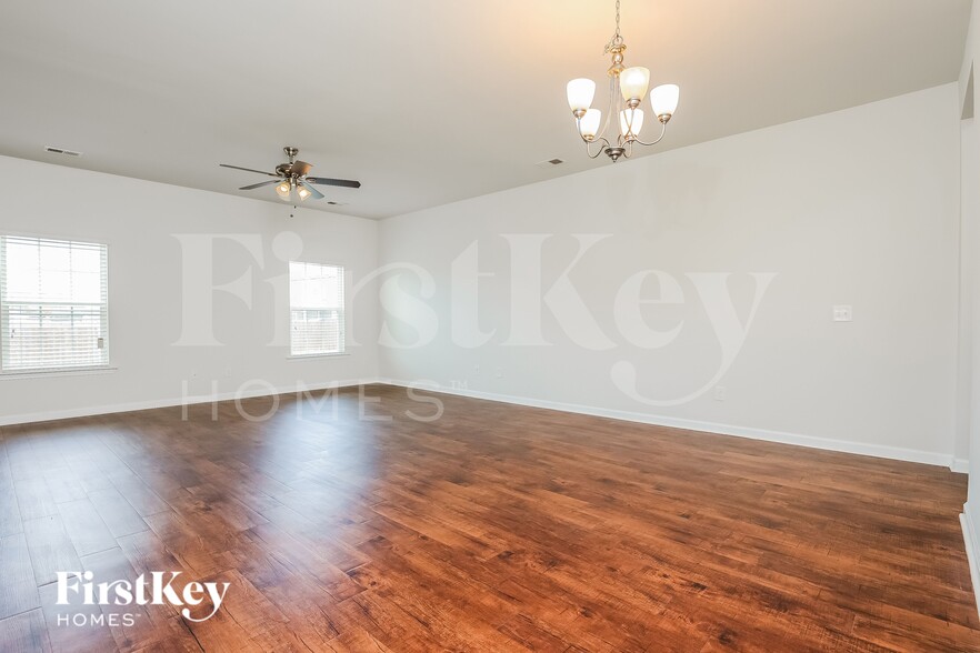 Building Photo - 210 Firewheel Ct