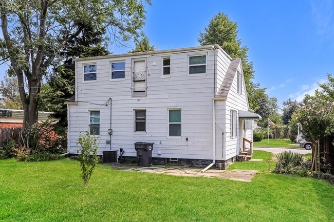 Building Photo - 611 W Wayne St