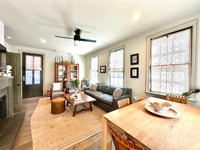 Building Photo - 3 Bedroom 2.5 Bath House in the hip Elliot...