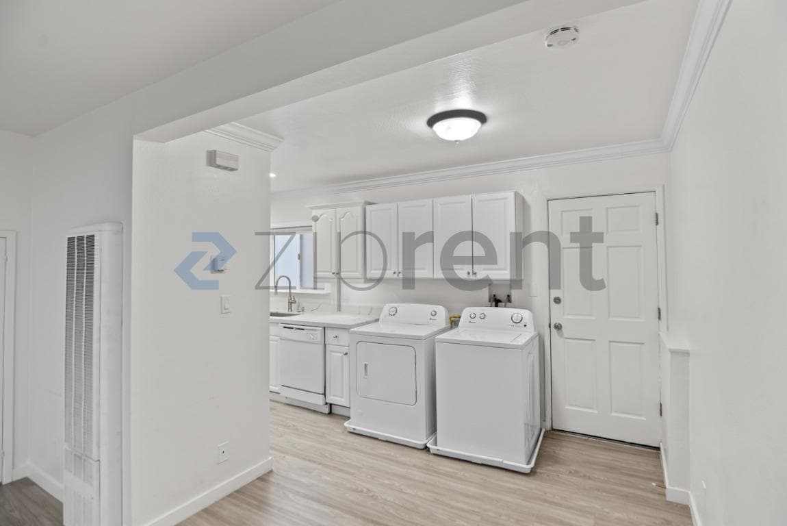 Building Photo - Unit A