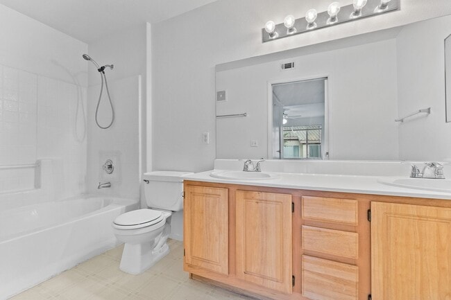 Building Photo - Beautiful 2 Bedroom Condo with Community P...