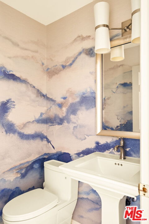 Building Photo - 1047 E Pomello Dr