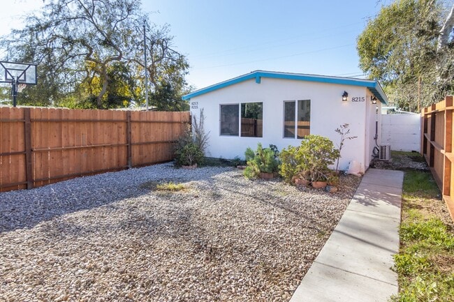 Building Photo - Charming One Bedroom ADU in Reseda
