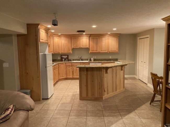 Building Photo - Charming Home