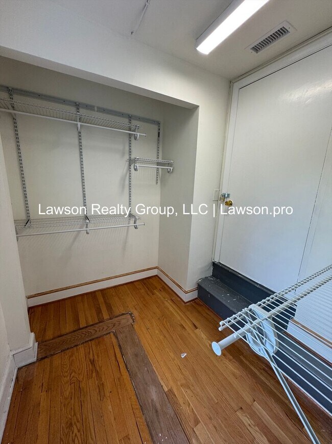 Building Photo - Charming and Updated Home in Raleigh Court with Fenced In Yard, Lawn Care Included!