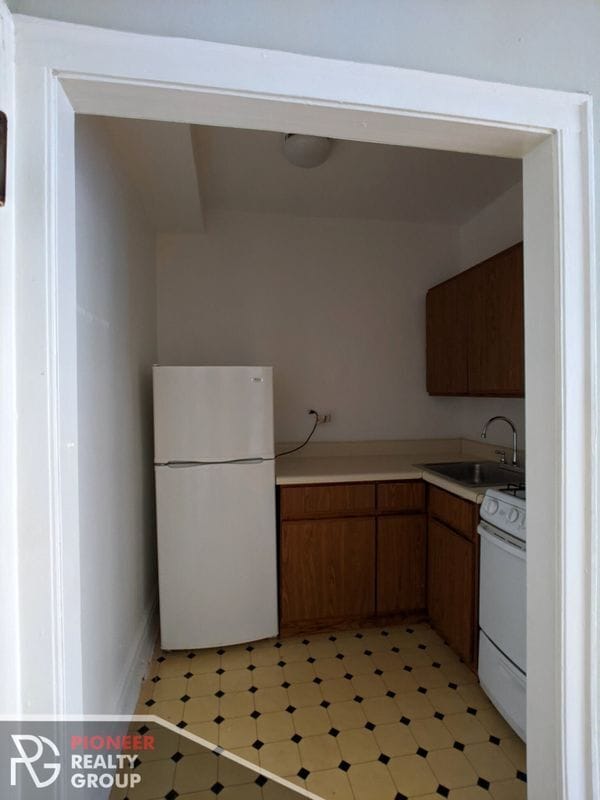 Building Photo - 711 W Belmont Ave