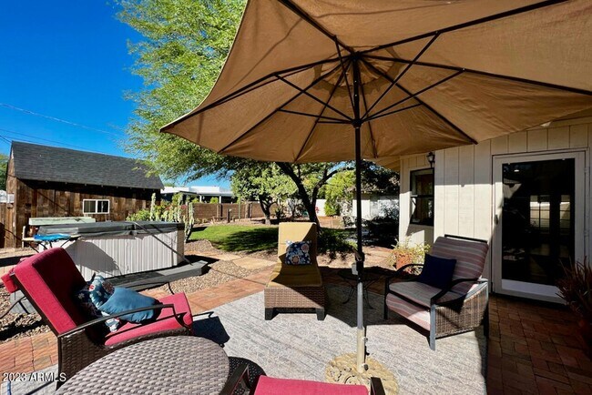 Building Photo - 4327 E Rancho Dr