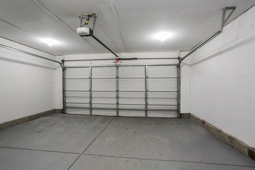 Building Photo - 5673 Silver Spurs Ln