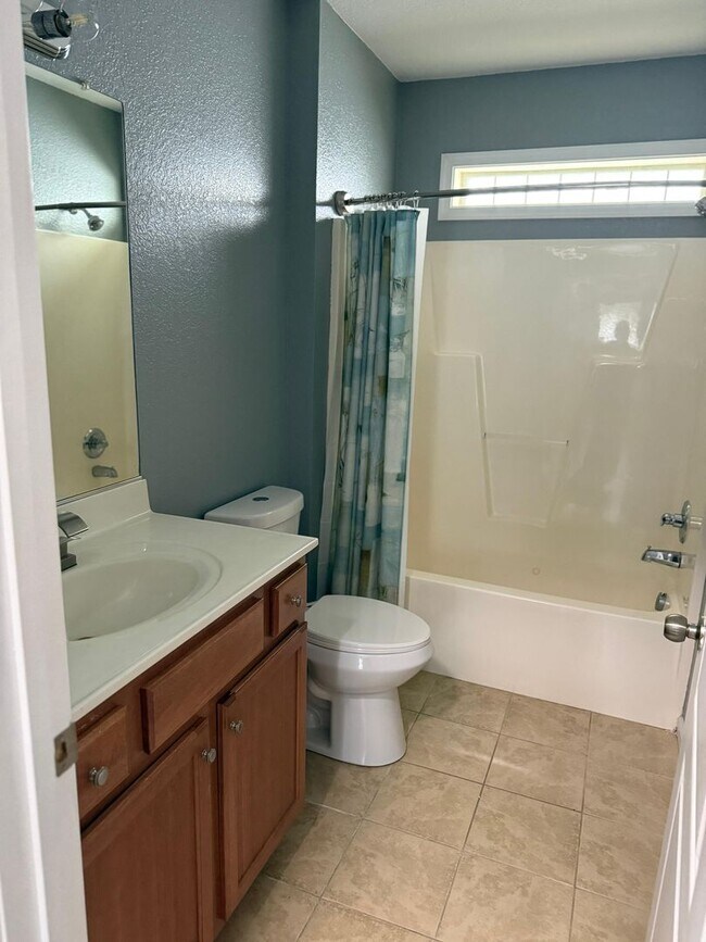 Building Photo - 4 bedroom 3 baths single family house clos...