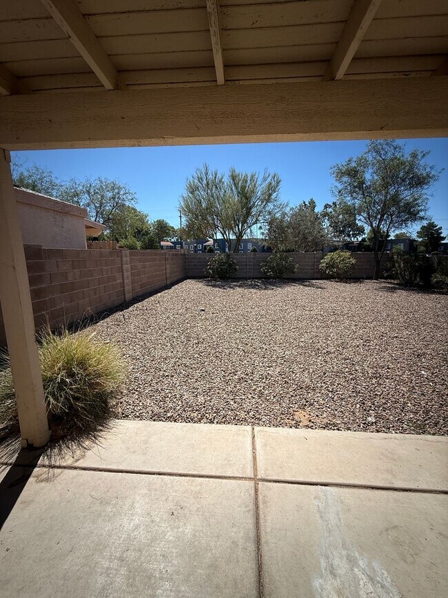 Building Photo - Delightful East Side 3 bedroom/2 bath Home...