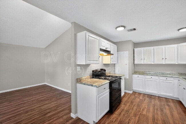 Building Photo - 24415 Lightwoods Dr