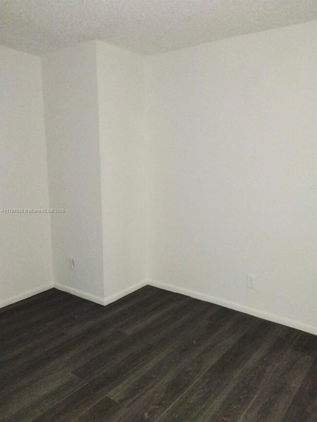 Building Photo - 605 S J St