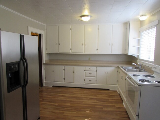 Building Photo - Spacious 2 Bed/1 Bath Duplex - Updated - Fireplace - Covered Side Porch - Water/Sewer/Trash Included