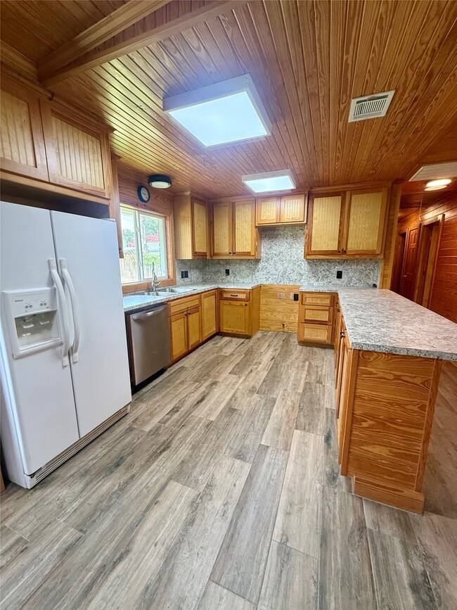 Building Photo - 902 Hidden Valley Dr